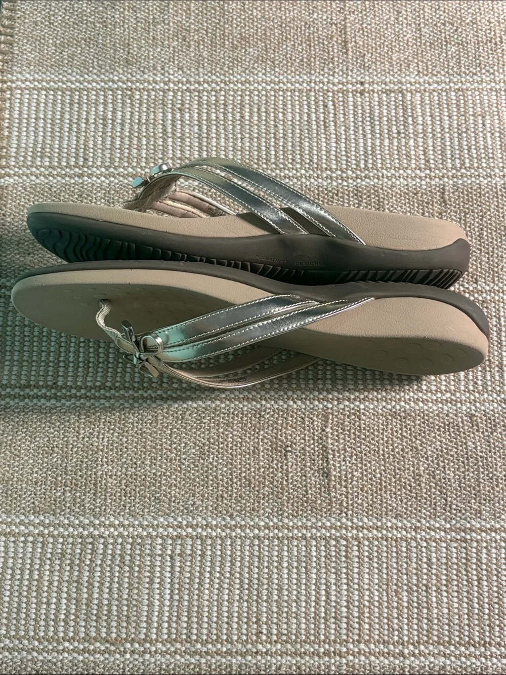 Women’s Vionic Bella X Toe Post Metallic Gold Flip-Flops with Bow. Size-7.5